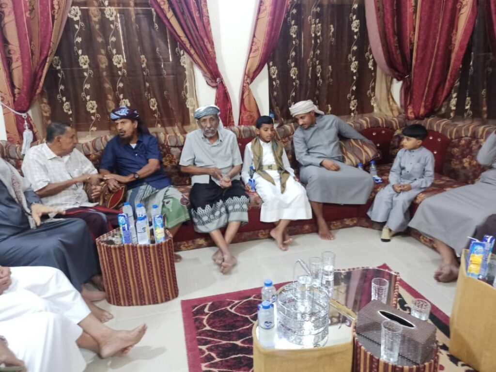 ابناء قبائل العوامر بساحل حضرموت يقيمون عوادهم السنوي في بيت رئيس مؤسسة العوامر التنموية الشيخ حسين غالب العامري بمدينة المكلا "صور" ابناء قبائل العوامر بساحل حضرموت يقيمون عوادهم السنوي في بيت رئيس مؤسسة العوامر التنموية الشيخ حسين غالب العامري بمدينة المكلا "صور"