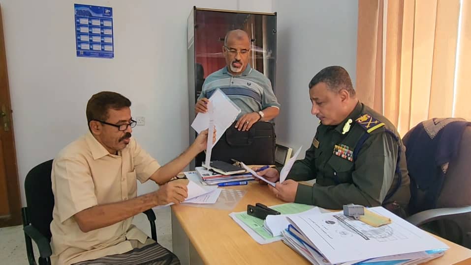 اللواء سند جميل يطّلع على انتظام العمل في مركزي أحوال المنصورة والبريقة بعدن عقب إجازة عيد الفطر اللواء سند جميل يطّلع على انتظام العمل في مركزي أحوال المنصورة والبريقة بعدن عقب إجازة عيد الفطر