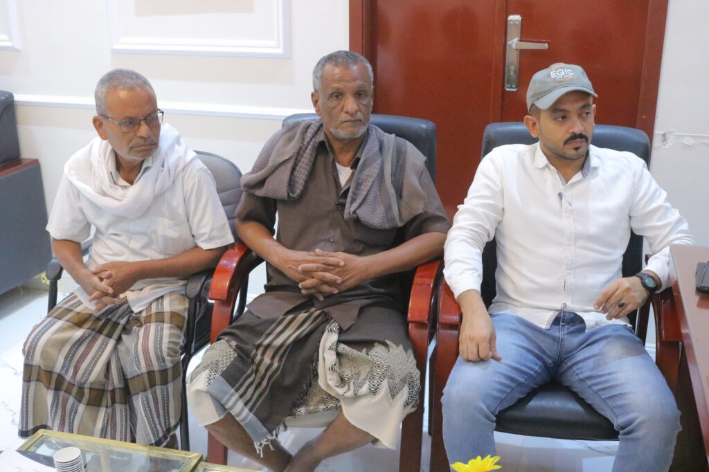 مدير عام سيئون يناقش مع عدد من وجهاء منطقة بور تداعيات البناء بالمسيال البحري جنوب المنطقة. مدير عام سيئون يناقش مع عدد من وجهاء منطقة بور تداعيات البناء بالمسيال البحري جنوب المنطقة.