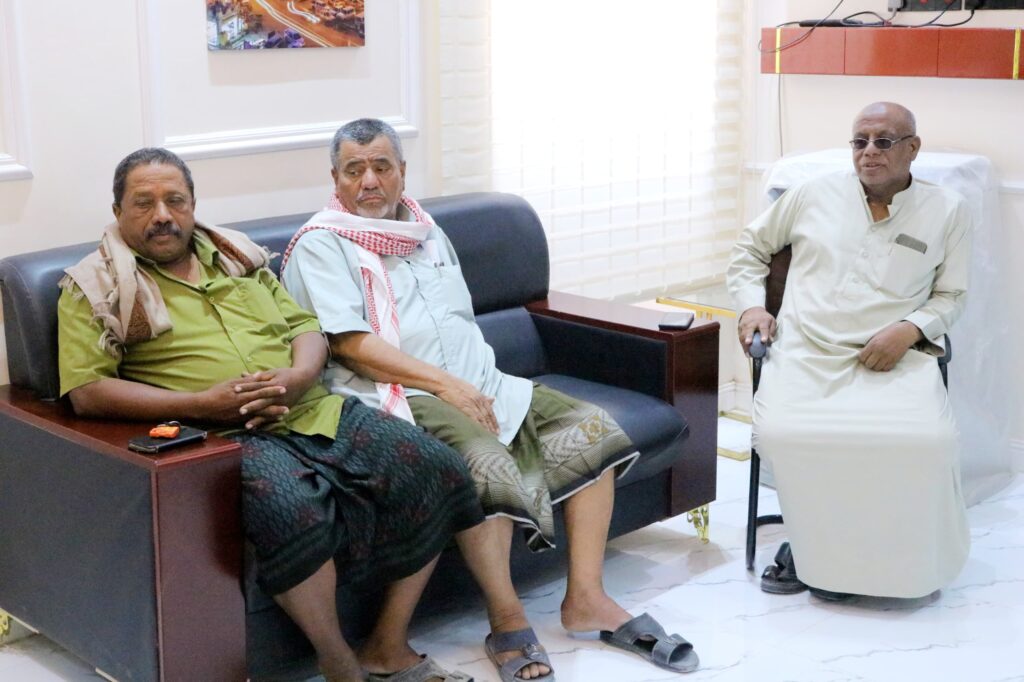 مدير عام سيئون يناقش مع عدد من وجهاء منطقة بور تداعيات البناء بالمسيال البحري جنوب المنطقة. مدير عام سيئون يناقش مع عدد من وجهاء منطقة بور تداعيات البناء بالمسيال البحري جنوب المنطقة.