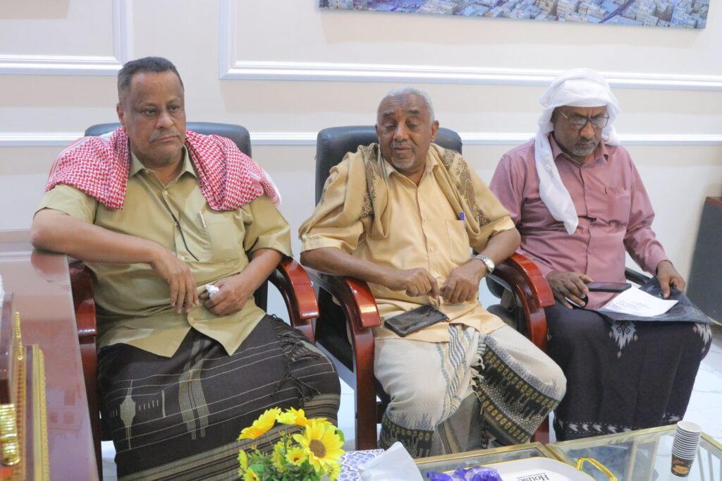 مدير عام سيئون يناقش مع عدد من وجهاء منطقة بور تداعيات البناء بالمسيال البحري جنوب المنطقة. مدير عام سيئون يناقش مع عدد من وجهاء منطقة بور تداعيات البناء بالمسيال البحري جنوب المنطقة.