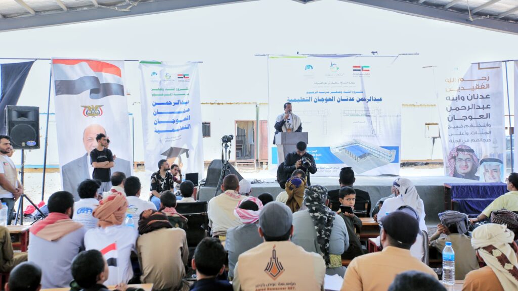 وكيل مأرب يضع حجر الأساس لمشروع بناء 18 فصلا إضافيا في مدرسة الروضة بتمويل كويتي. وكيل مأرب يضع حجر الأساس لمشروع بناء 18 فصلا إضافيا في مدرسة الروضة بتمويل كويتي.