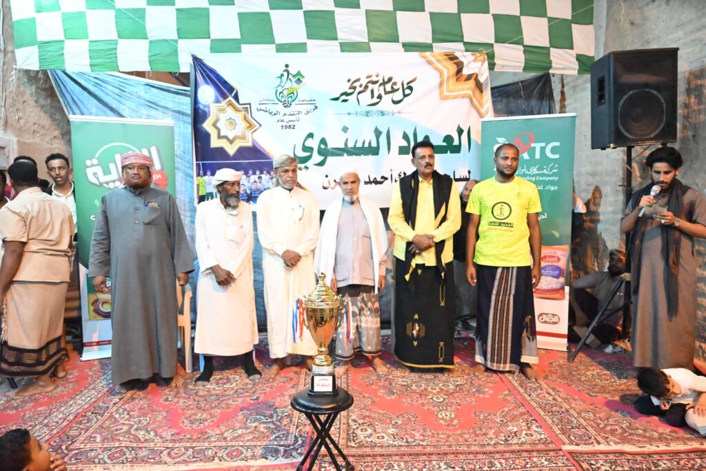 سيئون : ساحة مبارك بن أحمد.. فضاءٌ للود والوفاء في لقاء استثنائي بحي القرن "صور" سيئون : ساحة مبارك بن أحمد.. فضاءٌ للود والوفاء في لقاء استثنائي بحي القرن "صور"