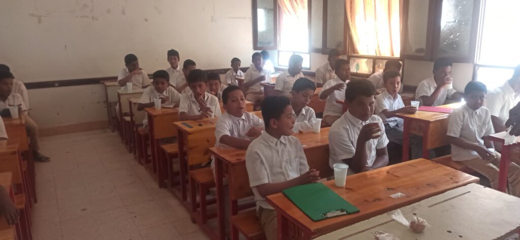 شباب الملتقى التطوعي بتاربة البلاد يقدمون لطلاب مدرسة تاربة للبنين أثناء الامتحانات وجبة خفيفة شباب الملتقى التطوعي بتاربة البلاد يقدمون لطلاب مدرسة تاربة للبنين أثناء الامتحانات وجبة خفيفة