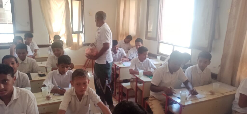 شباب الملتقى التطوعي بتاربة البلاد يقدمون لطلاب مدرسة تاربة للبنين أثناء الامتحانات وجبة خفيفة شباب الملتقى التطوعي بتاربة البلاد يقدمون لطلاب مدرسة تاربة للبنين أثناء الامتحانات وجبة خفيفة