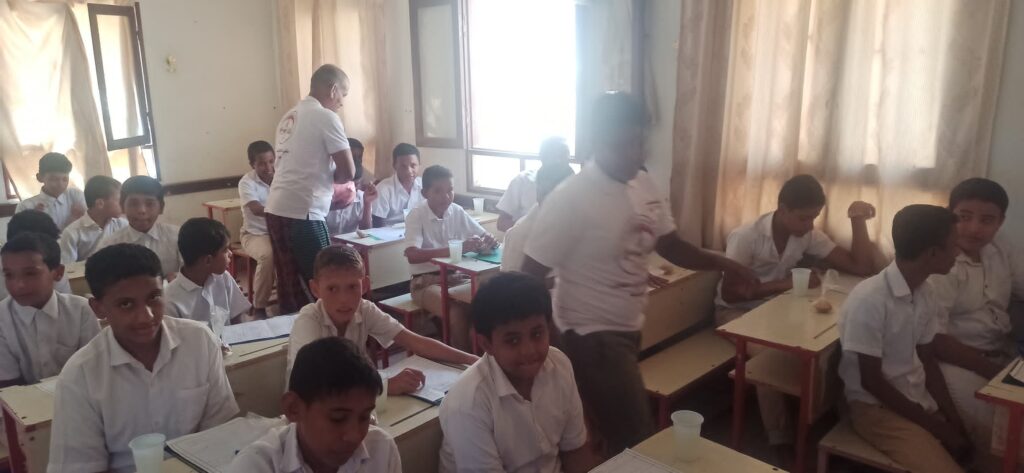 شباب الملتقى التطوعي بتاربة البلاد يقدمون لطلاب مدرسة تاربة للبنين أثناء الامتحانات وجبة خفيفة شباب الملتقى التطوعي بتاربة البلاد يقدمون لطلاب مدرسة تاربة للبنين أثناء الامتحانات وجبة خفيفة