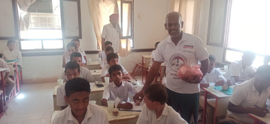 شباب الملتقى التطوعي بتاربة البلاد يقدمون لطلاب مدرسة تاربة للبنين أثناء الامتحانات وجبة خفيفة شباب الملتقى التطوعي بتاربة البلاد يقدمون لطلاب مدرسة تاربة للبنين أثناء الامتحانات وجبة خفيفة