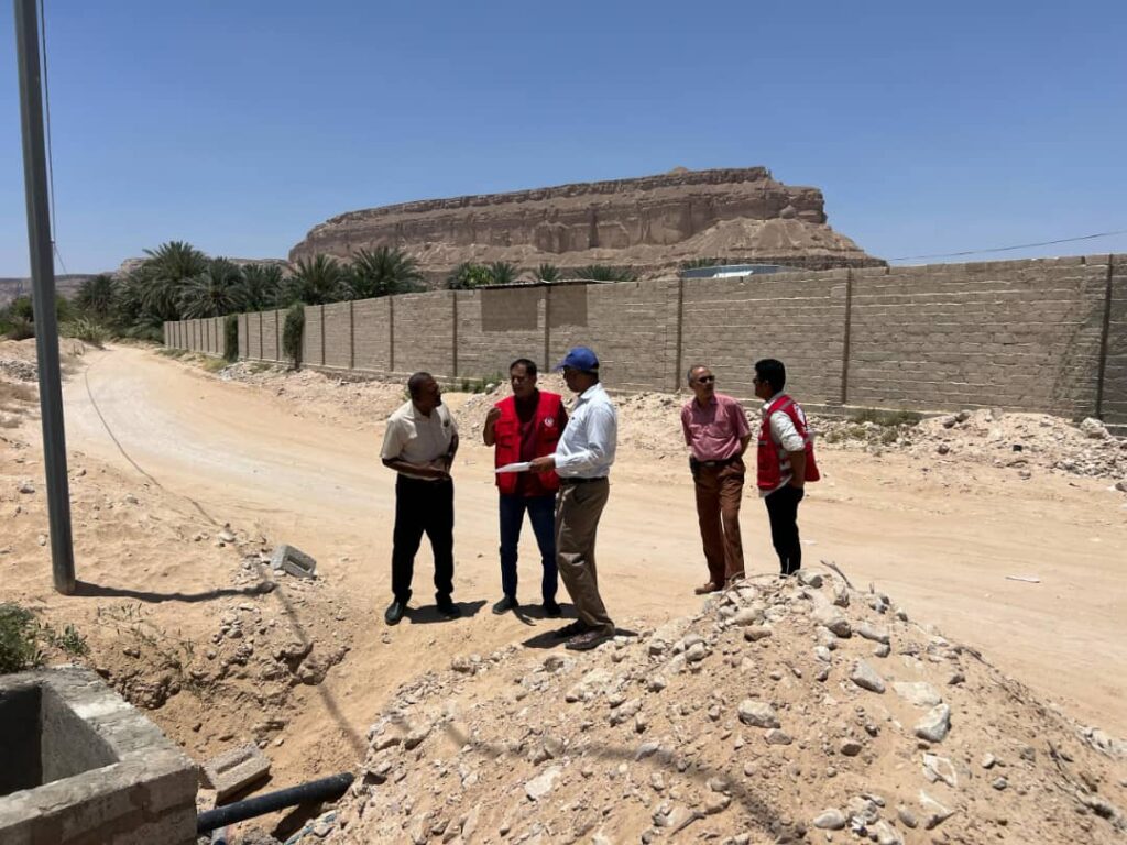 مدير عام المؤسسة المحلية للمياه بوادي حضرموت ورئيس جمعية الهلال الاحمر بحضرموت يتفقدان مشروع شبكة السحيل الغربي بمدينة سيئون مدير عام المؤسسة المحلية للمياه بوادي حضرموت ورئيس جمعية الهلال الاحمر بحضرموت يتفقدان مشروع شبكة السحيل الغربي بمدينة سيئون