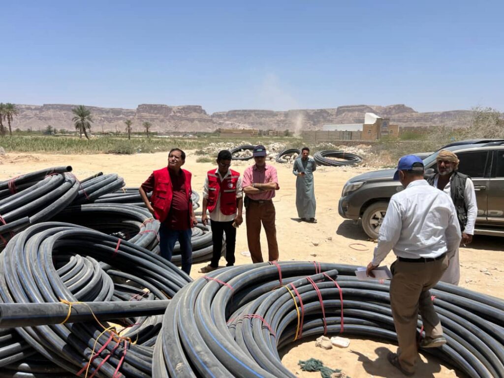 مدير عام المؤسسة المحلية للمياه بوادي حضرموت ورئيس جمعية الهلال الاحمر بحضرموت يتفقدان مشروع شبكة السحيل الغربي بمدينة سيئون مدير عام المؤسسة المحلية للمياه بوادي حضرموت ورئيس جمعية الهلال الاحمر بحضرموت يتفقدان مشروع شبكة السحيل الغربي بمدينة سيئون