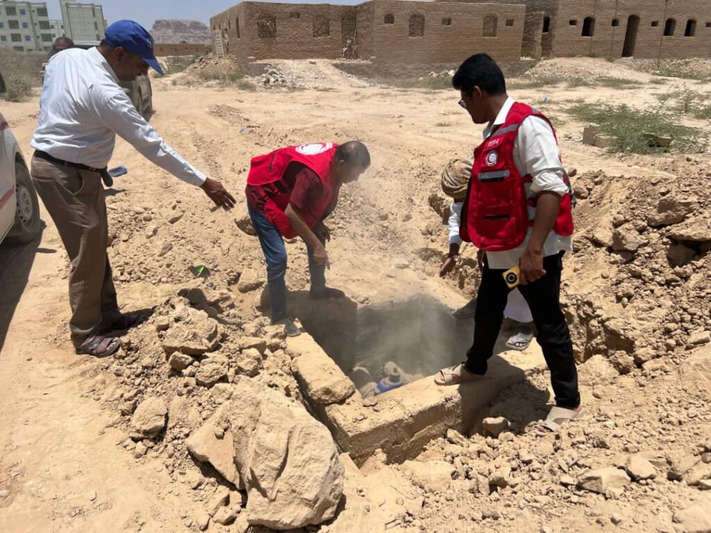 مدير عام المؤسسة المحلية للمياه بوادي حضرموت ورئيس جمعية الهلال الاحمر بحضرموت يتفقدان مشروع شبكة السحيل الغربي بمدينة سيئون مدير عام المؤسسة المحلية للمياه بوادي حضرموت ورئيس جمعية الهلال الاحمر بحضرموت يتفقدان مشروع شبكة السحيل الغربي بمدينة سيئون