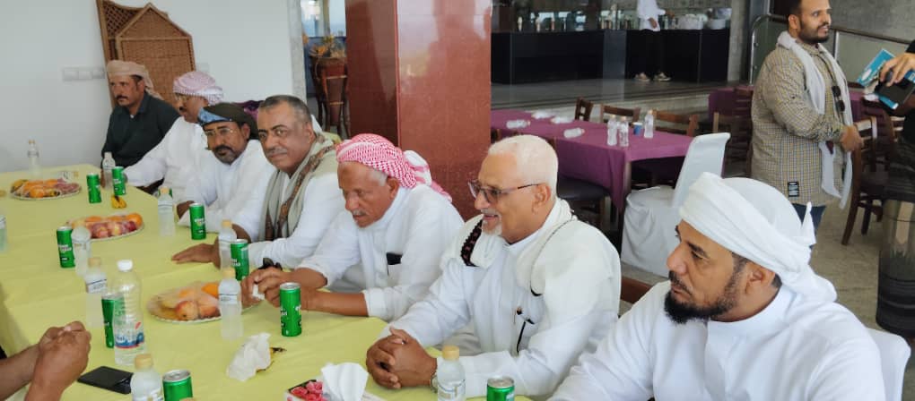 قيادات المجلس الانتقالي :اللواء أحمد سعيد بن بريك والاستاذ علي الكثيري والشيخ صابر النقيب والسلطان مجاهد بن عفرار رئيس الهيئة التنفيذية بمحافظة المهره في ضيافة مقدم شمل قبائل يافع بني مالك والقائم بأعمال السلطان اسكندر ال هرهره بحضرموت الشيخ أحمد عيسى بن هرهره والشيخ/ جمال ناصر بن هرهره مرجعية قبائل يافع وادي وصحراء حضرموت والشيخ/عبدالله ناصر بن هرهرة مرجعية قبائل يافع بساحل حضرموت قيادات المجلس الانتقالي :اللواء أحمد سعيد بن بريك والاستاذ علي الكثيري والشيخ صابر النقيب والسلطان مجاهد بن عفرار رئيس الهيئة التنفيذية بمحافظة المهره في ضيافة مقدم شمل قبائل يافع بني مالك والقائم بأعمال السلطان اسكندر ال هرهره بحضرموت الشيخ أحمد عيسى بن هرهره والشيخ/ جمال ناصر بن هرهره مرجعية قبائل يافع وادي وصحراء حضرموت والشيخ/عبدالله ناصر بن هرهرة مرجعية قبائل يافع بساحل حضرموت