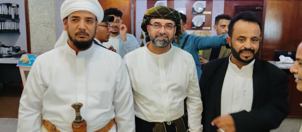 قيادات المجلس الانتقالي :اللواء أحمد سعيد بن بريك والاستاذ علي الكثيري والشيخ صابر النقيب والسلطان مجاهد بن عفرار رئيس الهيئة التنفيذية بمحافظة المهره في ضيافة مقدم شمل قبائل يافع بني مالك والقائم بأعمال السلطان اسكندر ال هرهره بحضرموت الشيخ أحمد عيسى بن هرهره والشيخ/ جمال ناصر بن هرهره مرجعية قبائل يافع وادي وصحراء حضرموت والشيخ/عبدالله ناصر بن هرهرة مرجعية قبائل يافع بساحل حضرموت قيادات المجلس الانتقالي :اللواء أحمد سعيد بن بريك والاستاذ علي الكثيري والشيخ صابر النقيب والسلطان مجاهد بن عفرار رئيس الهيئة التنفيذية بمحافظة المهره في ضيافة مقدم شمل قبائل يافع بني مالك والقائم بأعمال السلطان اسكندر ال هرهره بحضرموت الشيخ أحمد عيسى بن هرهره والشيخ/ جمال ناصر بن هرهره مرجعية قبائل يافع وادي وصحراء حضرموت والشيخ/عبدالله ناصر بن هرهرة مرجعية قبائل يافع بساحل حضرموت