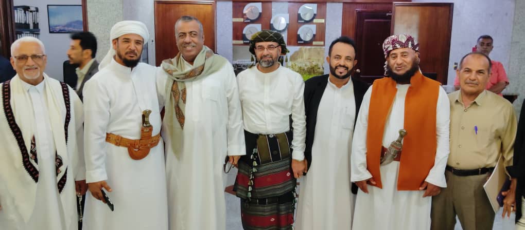 قيادات المجلس الانتقالي :اللواء أحمد سعيد بن بريك والاستاذ علي الكثيري والشيخ صابر النقيب والسلطان مجاهد بن عفرار رئيس الهيئة التنفيذية بمحافظة المهره في ضيافة مقدم شمل قبائل يافع بني مالك والقائم بأعمال السلطان اسكندر ال هرهره بحضرموت الشيخ أحمد عيسى بن هرهره والشيخ/ جمال ناصر بن هرهره مرجعية قبائل يافع وادي وصحراء حضرموت والشيخ/عبدالله ناصر بن هرهرة مرجعية قبائل يافع بساحل حضرموت قيادات المجلس الانتقالي :اللواء أحمد سعيد بن بريك والاستاذ علي الكثيري والشيخ صابر النقيب والسلطان مجاهد بن عفرار رئيس الهيئة التنفيذية بمحافظة المهره في ضيافة مقدم شمل قبائل يافع بني مالك والقائم بأعمال السلطان اسكندر ال هرهره بحضرموت الشيخ أحمد عيسى بن هرهره والشيخ/ جمال ناصر بن هرهره مرجعية قبائل يافع وادي وصحراء حضرموت والشيخ/عبدالله ناصر بن هرهرة مرجعية قبائل يافع بساحل حضرموت