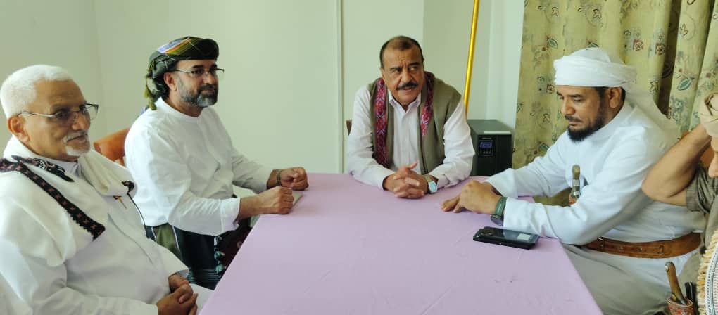 قيادات المجلس الانتقالي :اللواء أحمد سعيد بن بريك والاستاذ علي الكثيري والشيخ صابر النقيب والسلطان مجاهد بن عفرار رئيس الهيئة التنفيذية بمحافظة المهره في ضيافة مقدم شمل قبائل يافع بني مالك والقائم بأعمال السلطان اسكندر ال هرهره بحضرموت الشيخ أحمد عيسى بن هرهره والشيخ/ جمال ناصر بن هرهره مرجعية قبائل يافع وادي وصحراء حضرموت والشيخ/عبدالله ناصر بن هرهرة مرجعية قبائل يافع بساحل حضرموت قيادات المجلس الانتقالي :اللواء أحمد سعيد بن بريك والاستاذ علي الكثيري والشيخ صابر النقيب والسلطان مجاهد بن عفرار رئيس الهيئة التنفيذية بمحافظة المهره في ضيافة مقدم شمل قبائل يافع بني مالك والقائم بأعمال السلطان اسكندر ال هرهره بحضرموت الشيخ أحمد عيسى بن هرهره والشيخ/ جمال ناصر بن هرهره مرجعية قبائل يافع وادي وصحراء حضرموت والشيخ/عبدالله ناصر بن هرهرة مرجعية قبائل يافع بساحل حضرموت