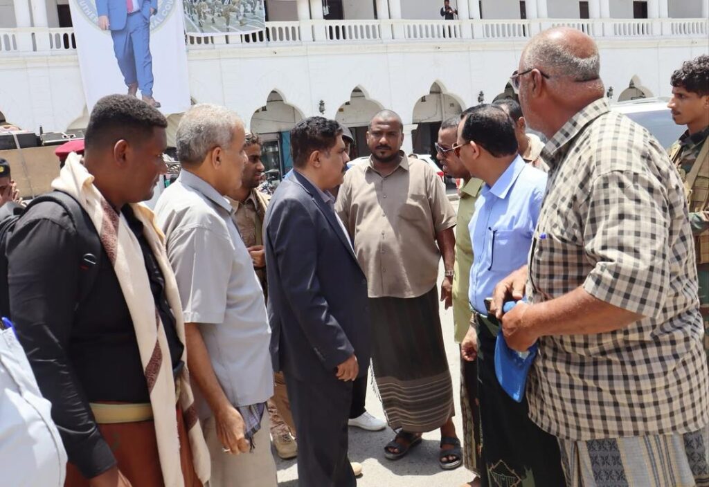 رئيس انتقالي حضرموت يتفقد ساحة الحرية في المكلا استعداداً لفعالية "حضرموت أولًا" رئيس انتقالي حضرموت يتفقد ساحة الحرية في المكلا استعداداً لفعالية "حضرموت أولًا"