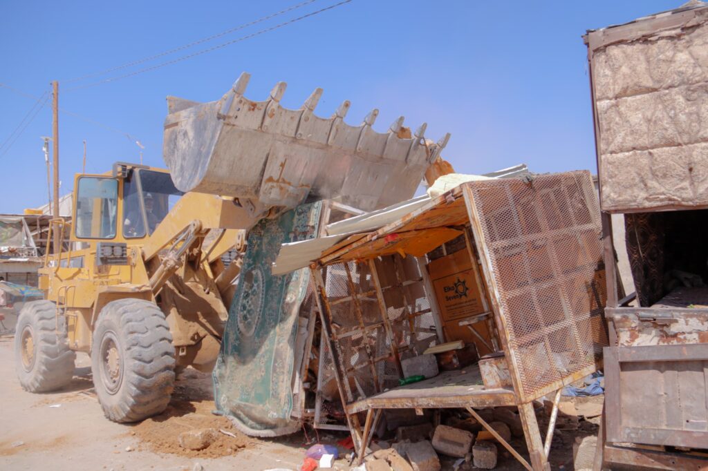 بتوجيهات مدير عام سيئون..مكتب الأشغال العامة والطرق ووحدة النظافة والتحسين بالمديرية ينفذان حملة لإزالة العشوائيات في شارع علي سالم العامري"شاهد الصور" بتوجيهات مدير عام سيئون..مكتب الأشغال العامة والطرق ووحدة النظافة والتحسين بالمديرية ينفذان حملة لإزالة العشوائيات في شارع علي سالم العامري"شاهد الصور"