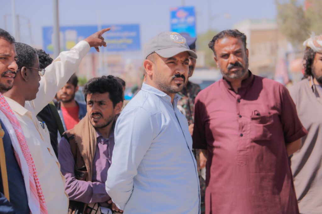 بتوجيهات مدير عام سيئون..مكتب الأشغال العامة والطرق ووحدة النظافة والتحسين بالمديرية ينفذان حملة لإزالة العشوائيات في شارع علي سالم العامري"شاهد الصور" بتوجيهات مدير عام سيئون..مكتب الأشغال العامة والطرق ووحدة النظافة والتحسين بالمديرية ينفذان حملة لإزالة العشوائيات في شارع علي سالم العامري"شاهد الصور"