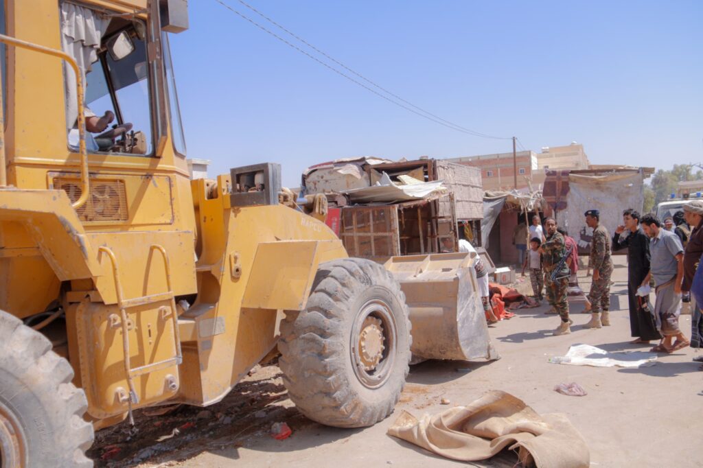 بتوجيهات مدير عام سيئون..مكتب الأشغال العامة والطرق ووحدة النظافة والتحسين بالمديرية ينفذان حملة لإزالة العشوائيات في شارع علي سالم العامري"شاهد الصور" بتوجيهات مدير عام سيئون..مكتب الأشغال العامة والطرق ووحدة النظافة والتحسين بالمديرية ينفذان حملة لإزالة العشوائيات في شارع علي سالم العامري"شاهد الصور"