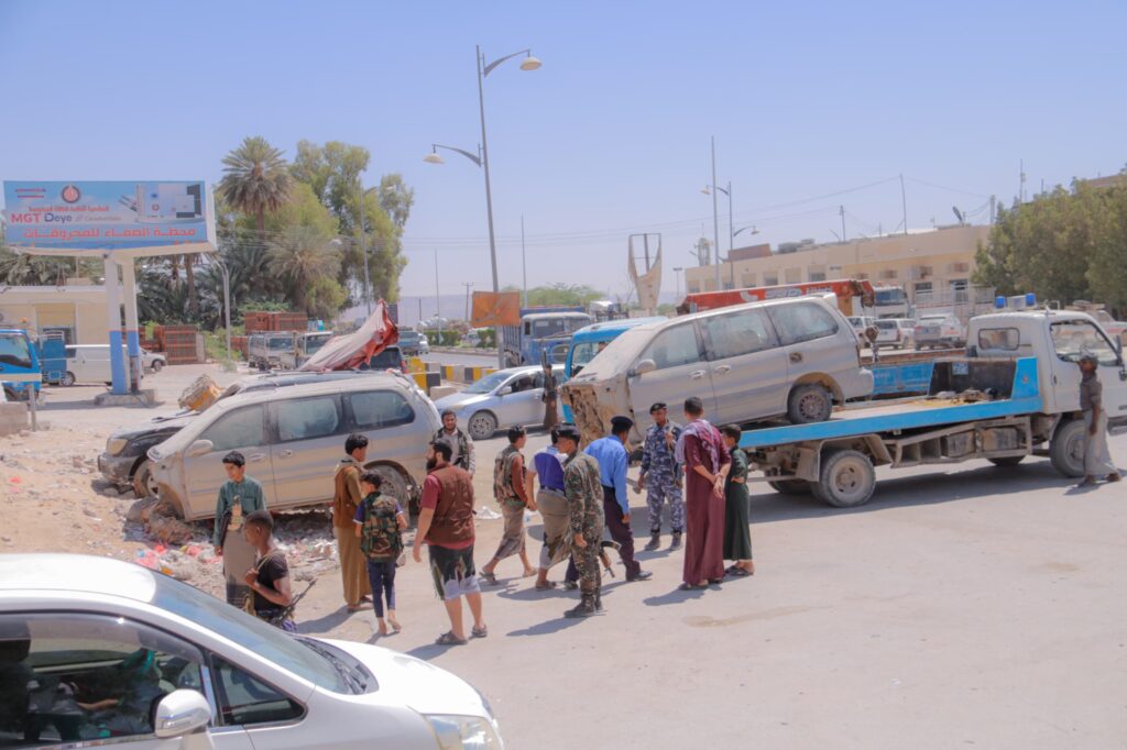 بتوجيهات مدير عام سيئون..مكتب الأشغال العامة والطرق ووحدة النظافة والتحسين بالمديرية ينفذان حملة لإزالة العشوائيات في شارع علي سالم العامري"شاهد الصور" بتوجيهات مدير عام سيئون..مكتب الأشغال العامة والطرق ووحدة النظافة والتحسين بالمديرية ينفذان حملة لإزالة العشوائيات في شارع علي سالم العامري"شاهد الصور"