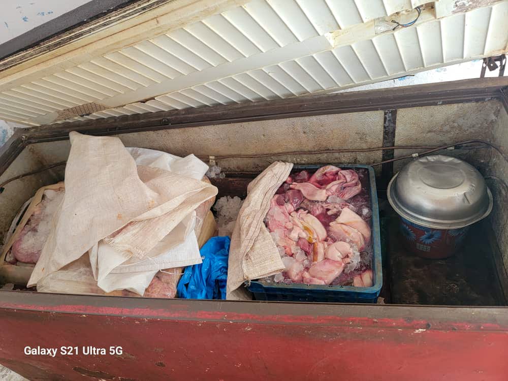 شاهد بالصور… حملة تفتيشية تغلق عدد من مطابخ تحضير وجبات الكراش " أحشاء الأسماك " بسبب مخالفات صحية بمدينة الشحر شاهد بالصور… حملة تفتيشية تغلق عدد من مطابخ تحضير وجبات الكراش " أحشاء الأسماك " بسبب مخالفات صحية بمدينة الشحر