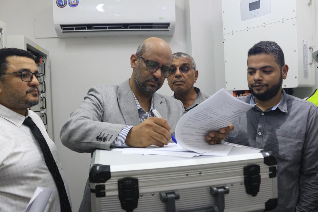 تدشين مشروع توفير وتركيب نظام الطاقة الشمسية لمركز الإنزال السمكي في المكلا تدشين مشروع توفير وتركيب نظام الطاقة الشمسية لمركز الإنزال السمكي في المكلا