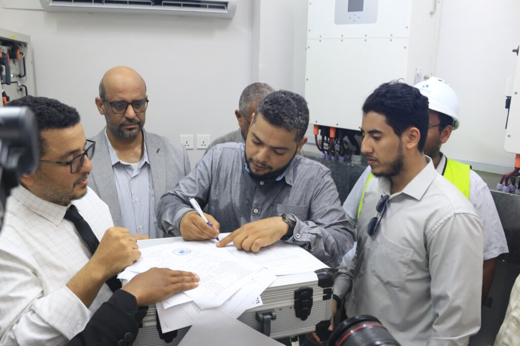 تدشين مشروع توفير وتركيب نظام الطاقة الشمسية لمركز الإنزال السمكي في المكلا تدشين مشروع توفير وتركيب نظام الطاقة الشمسية لمركز الإنزال السمكي في المكلا