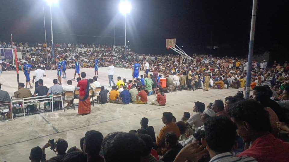 حضرها الآلاف من الجماهير الرياضية…رفع لافته توعوية كبيرة من قبل لاعبي الفريقين قبيل انطلاق المباراة في أحد الملاعب الرياضية بوادي حضرموت لتوعية الجمهور الرياضي الحاضر بـ أهمية السلامة المرورية والحد من الحوادث المميته حضرها الآلاف من الجماهير الرياضية…رفع لافته توعوية كبيرة من قبل لاعبي الفريقين قبيل انطلاق المباراة في أحد الملاعب الرياضية بوادي حضرموت لتوعية الجمهور الرياضي الحاضر بـ أهمية السلامة المرورية والحد من الحوادث المميته