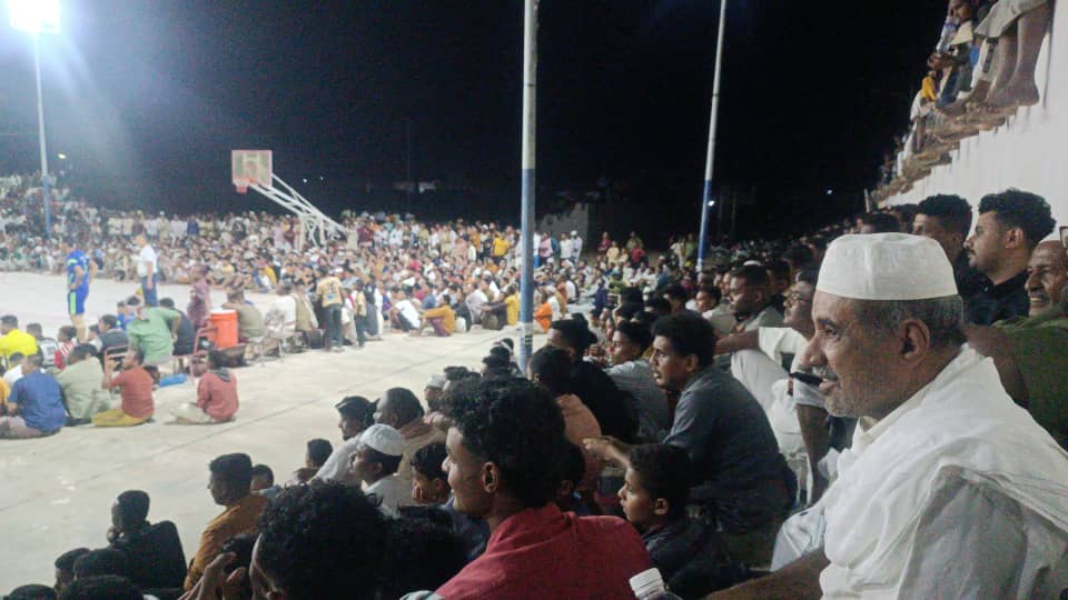 حضرها الآلاف من الجماهير الرياضية…رفع لافته توعوية كبيرة من قبل لاعبي الفريقين قبيل انطلاق المباراة في أحد الملاعب الرياضية بوادي حضرموت لتوعية الجمهور الرياضي الحاضر بـ أهمية السلامة المرورية والحد من الحوادث المميته حضرها الآلاف من الجماهير الرياضية…رفع لافته توعوية كبيرة من قبل لاعبي الفريقين قبيل انطلاق المباراة في أحد الملاعب الرياضية بوادي حضرموت لتوعية الجمهور الرياضي الحاضر بـ أهمية السلامة المرورية والحد من الحوادث المميته