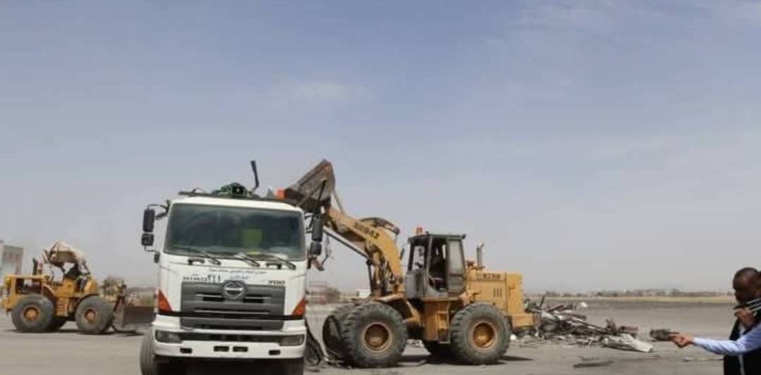 قادة حوثيون يتنافسون على «الخردة» بعد تدمير إسرائيل مطار صنعاء - قادة حوثيون يتنافسون على «الخردة» بعد تدمير إسرائيل مطار صنعاء -