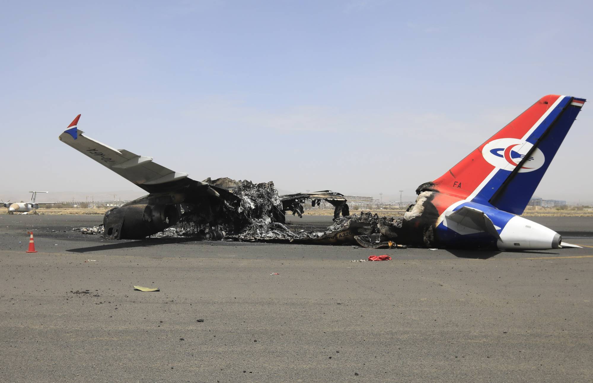 قادة حوثيون يتنافسون على «الخردة» بعد تدمير إسرائيل مطار صنعاء - قادة حوثيون يتنافسون على «الخردة» بعد تدمير إسرائيل مطار صنعاء -