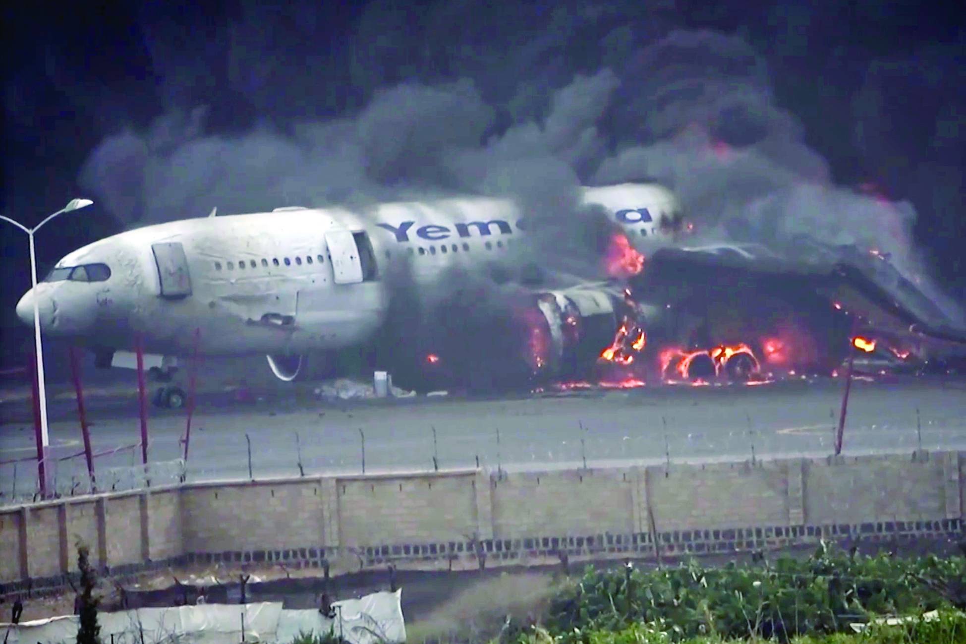 قادة حوثيون يتنافسون على «الخردة» بعد تدمير إسرائيل مطار صنعاء - قادة حوثيون يتنافسون على «الخردة» بعد تدمير إسرائيل مطار صنعاء -