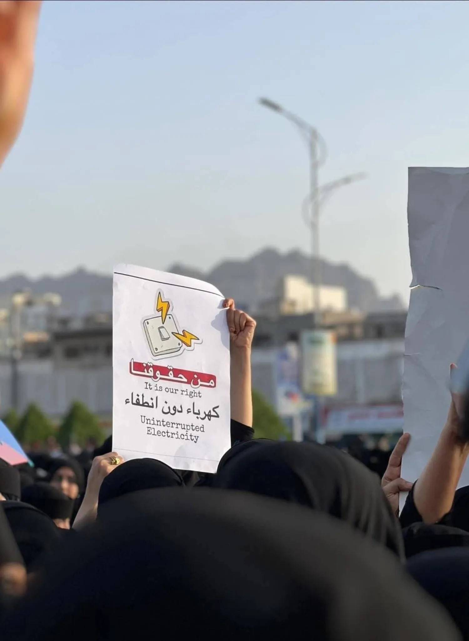 الحكومة اليمنية تعد بحلول جذرية للخدمات والعملة وسط اتساع رقعة الاحتجاجات - الحكومة اليمنية تعد بحلول جذرية للخدمات والعملة وسط اتساع رقعة الاحتجاجات -