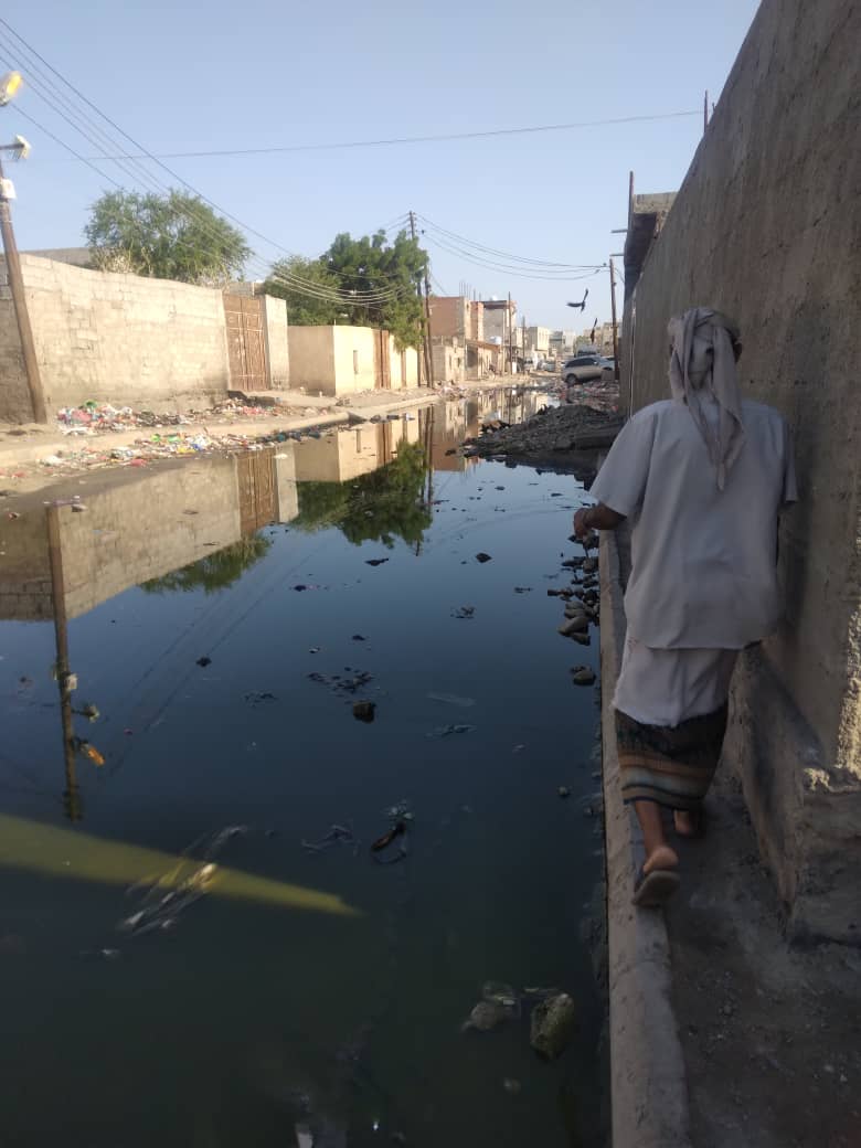 سكان أحياء الممدارة يعانون من طفح المجاري للشوارع وبعض المنازل - سكان أحياء الممدارة يعانون من طفح المجاري للشوارع وبعض المنازل -