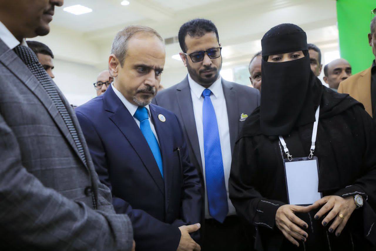 الوزير الوصابي وأمين عام محلي حضرموت يدشنان مشروع مسار لتأهيل خريجي الجامعات وبرنامج (مهنتي بين يدي 9) الوزير الوصابي وأمين عام محلي حضرموت يدشنان مشروع مسار لتأهيل خريجي الجامعات وبرنامج (مهنتي بين يدي 9)