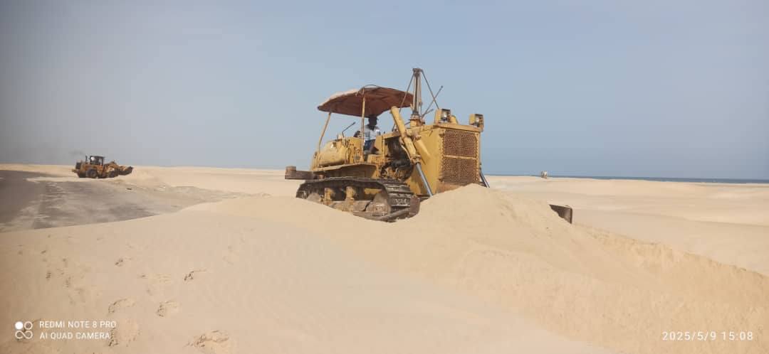 بتوجيهات من دولة رئيس الوزراء ومحافظ حضرموت .. تدخّل طارئ لإزالة الرمال وتسهيل الحركة على الطريق الدولي بين حضرموت وعدن بتوجيهات من دولة رئيس الوزراء ومحافظ حضرموت .. تدخّل طارئ لإزالة الرمال وتسهيل الحركة على الطريق الدولي بين حضرموت وعدن
