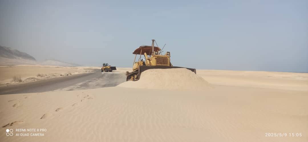 بتوجيهات من دولة رئيس الوزراء ومحافظ حضرموت .. تدخّل طارئ لإزالة الرمال وتسهيل الحركة على الطريق الدولي بين حضرموت وعدن بتوجيهات من دولة رئيس الوزراء ومحافظ حضرموت .. تدخّل طارئ لإزالة الرمال وتسهيل الحركة على الطريق الدولي بين حضرموت وعدن