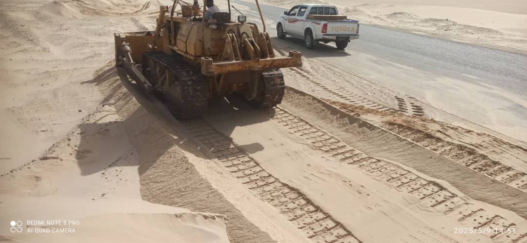 بتوجيهات من دولة رئيس الوزراء ومحافظ حضرموت .. تدخّل طارئ لإزالة الرمال وتسهيل الحركة على الطريق الدولي بين حضرموت وعدن بتوجيهات من دولة رئيس الوزراء ومحافظ حضرموت .. تدخّل طارئ لإزالة الرمال وتسهيل الحركة على الطريق الدولي بين حضرموت وعدن