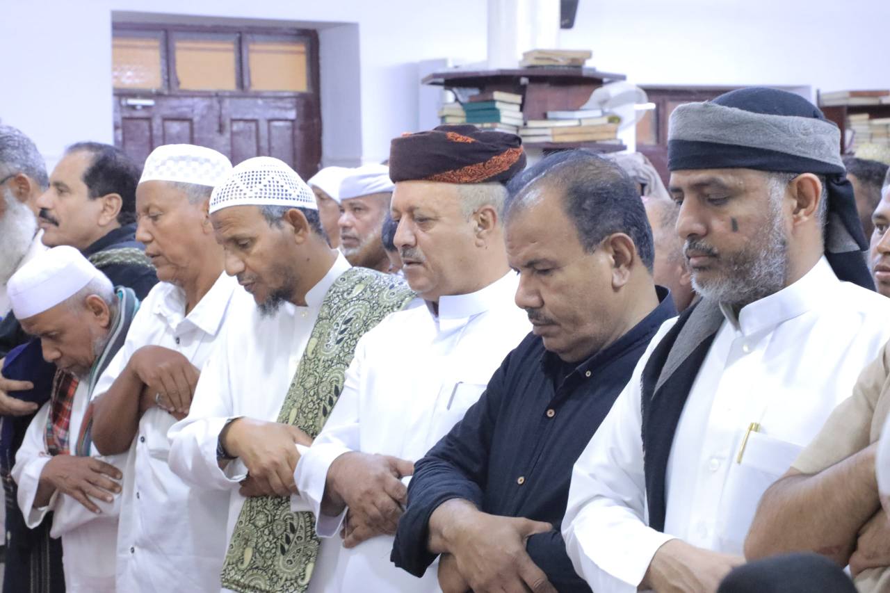 وكيل المحافظة يقدم واجب العزاء لقائد المنطقة العسكرية الأولى ويتقدّم مشيعي جنازة والدته بسيئون وكيل المحافظة يقدم واجب العزاء لقائد المنطقة العسكرية الأولى ويتقدّم مشيعي جنازة والدته بسيئون