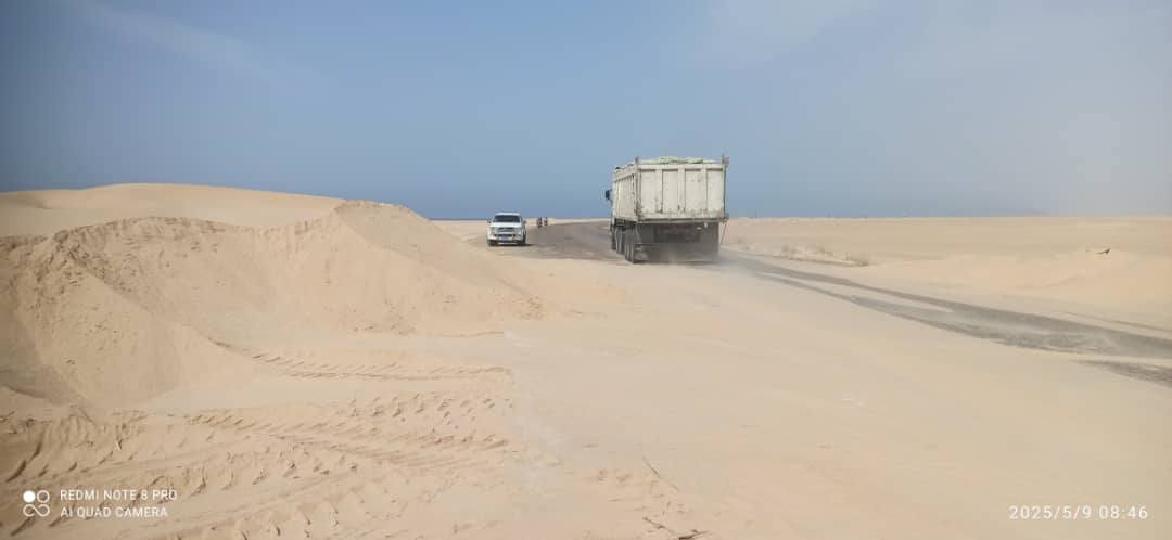 بتوجيهات من دولة رئيس الوزراء ومحافظ حضرموت .. تدخّل طارئ لإزالة الرمال وتسهيل الحركة على الطريق الدولي بين حضرموت وعدن بتوجيهات من دولة رئيس الوزراء ومحافظ حضرموت .. تدخّل طارئ لإزالة الرمال وتسهيل الحركة على الطريق الدولي بين حضرموت وعدن