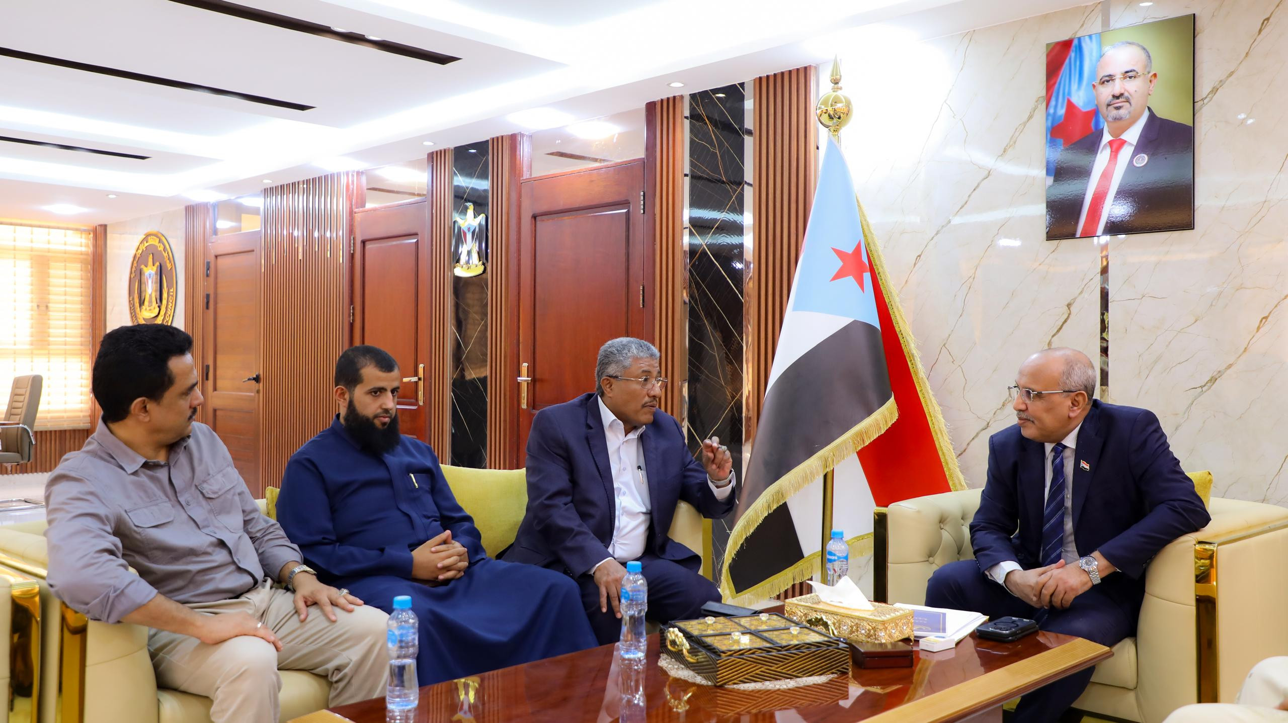 الكثيري يناقش مع عدد من أعضاء جمعية الصرّافين في العاصمة عدن سُبل وقف انهيار العملة الكثيري يناقش مع عدد من أعضاء جمعية الصرّافين في العاصمة عدن سُبل وقف انهيار العملة