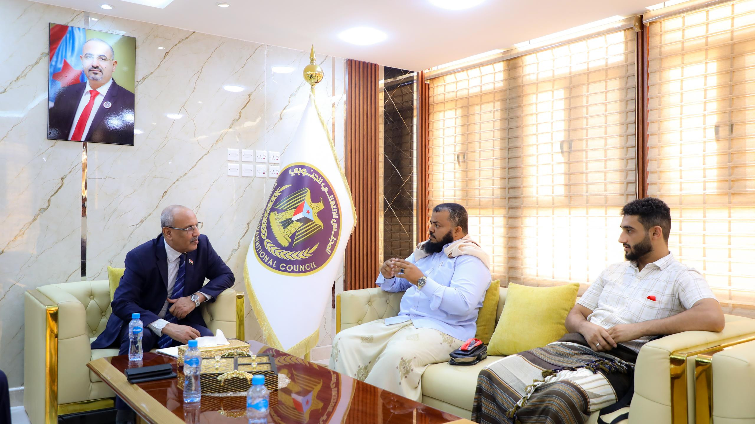 الكثيري يناقش مع عدد من أعضاء جمعية الصرّافين في العاصمة عدن سُبل وقف انهيار العملة الكثيري يناقش مع عدد من أعضاء جمعية الصرّافين في العاصمة عدن سُبل وقف انهيار العملة