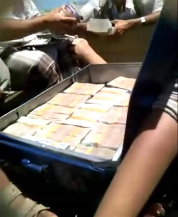 اخبار وتقارير - نهب منظم بملايين الريالات السعودية على يد قيادات حوثية.. صور توثق الجريمة عقب دخول عدن اخبار وتقارير - نهب منظم بملايين الريالات السعودية على يد قيادات حوثية.. صور توثق الجريمة عقب دخول عدن