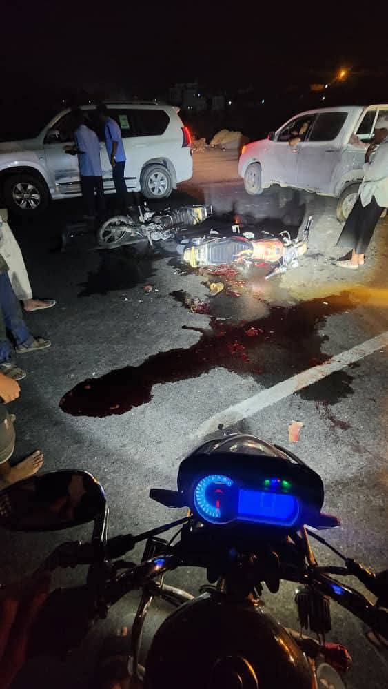 مصرع شاب وإصابة اثنين آخرين في حادث تصادم دراجتين ناريتين شرق "شاهد الصور" مصرع شاب وإصابة اثنين آخرين في حادث تصادم دراجتين ناريتين شرق "شاهد الصور"