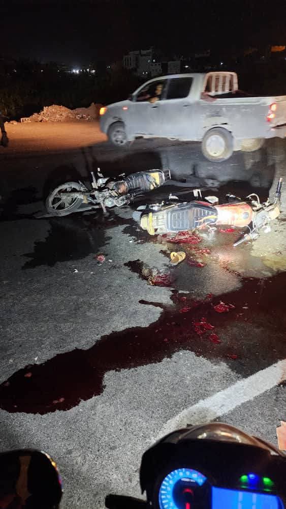 مصرع شاب وإصابة اثنين آخرين في حادث تصادم دراجتين ناريتين شرق "شاهد الصور" مصرع شاب وإصابة اثنين آخرين في حادث تصادم دراجتين ناريتين شرق "شاهد الصور"