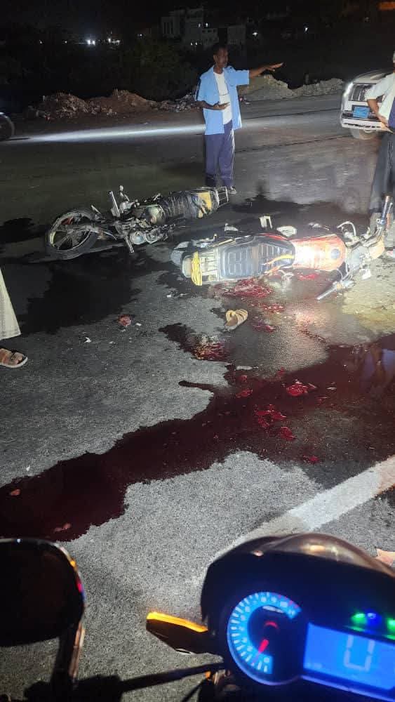 مصرع شاب وإصابة اثنين آخرين في حادث تصادم دراجتين ناريتين شرق "شاهد الصور" مصرع شاب وإصابة اثنين آخرين في حادث تصادم دراجتين ناريتين شرق "شاهد الصور"