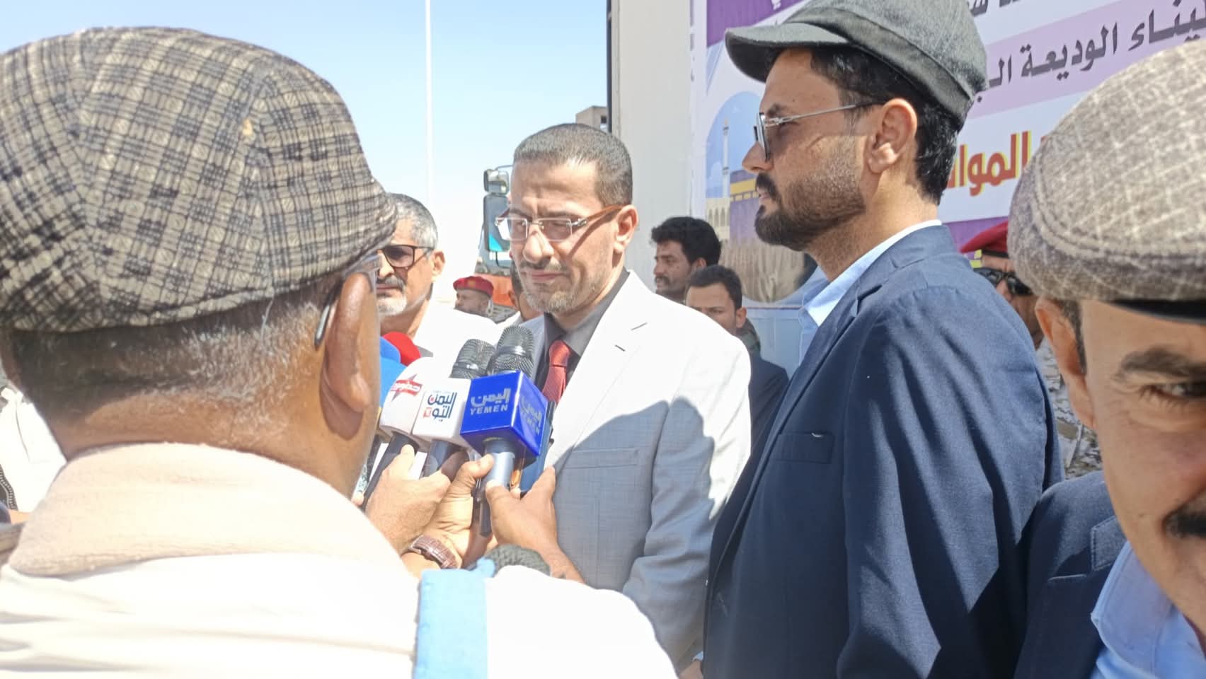 وزارة الأوقاف تبدأ تفويج حجاج الموسم ١٤٤٦ براً عبر منفذ الوديعة وزارة الأوقاف تبدأ تفويج حجاج الموسم ١٤٤٦ براً عبر منفذ الوديعة