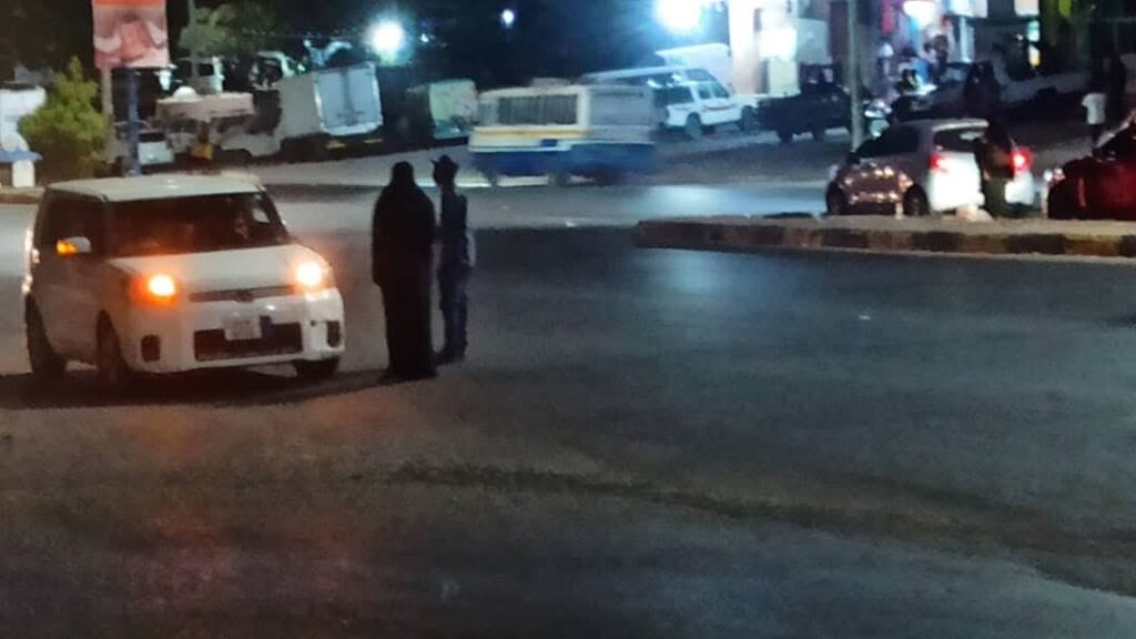 حادث مروري مروع بالمكلا بسبب المتسولين وبائعي المناديل عند إشارة أربعين شقة حادث مروري مروع بالمكلا بسبب المتسولين وبائعي المناديل عند إشارة أربعين شقة