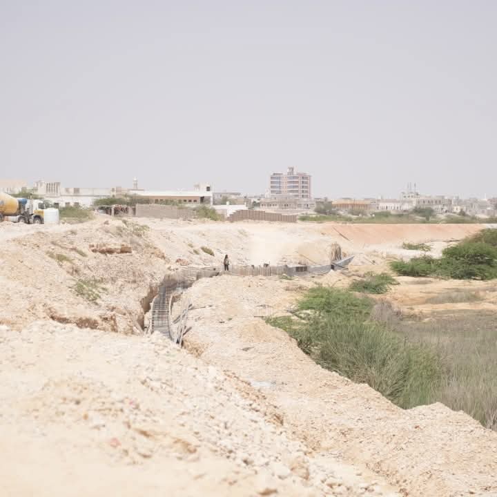 محافظ المهرة يطلع على سير العمل في مشروع الخط الدائري المخصص للشاحنات بالغيضة - محافظ المهرة يطلع على سير العمل في مشروع الخط الدائري المخصص للشاحنات بالغيضة -