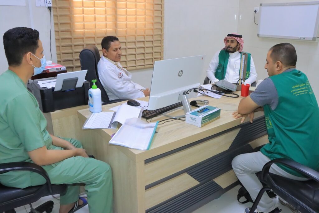 بتمويل مركز الملك سلمان وتنفيذ جمعية كلانا .. مدير مشروع تشغيل مركز فاطمة بابطين الطبي بسيئون يتابع سير العمل ويطلع على التقرير الربعي السادس من المرحلة الأولى من التشغيل بتمويل مركز الملك سلمان وتنفيذ جمعية كلانا .. مدير مشروع تشغيل مركز فاطمة بابطين الطبي بسيئون يتابع سير العمل ويطلع على التقرير الربعي السادس من المرحلة الأولى من التشغيل