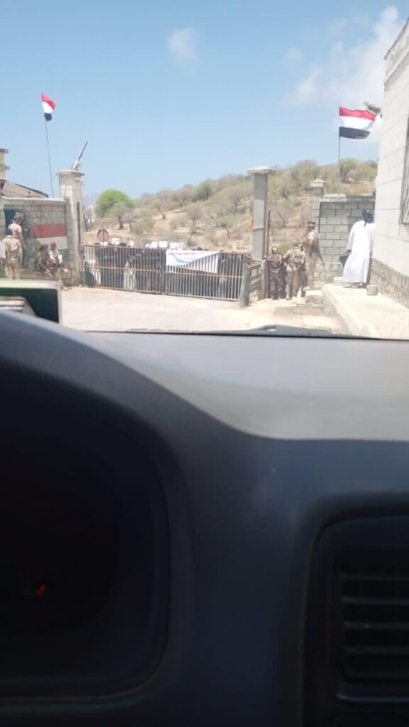 نساء مديرية حوف بمحافظة المهرة يغلقن منفذ صرفيت الحدودي احتجاجًا على انقطاع الكهرباء نساء مديرية حوف بمحافظة المهرة يغلقن منفذ صرفيت الحدودي احتجاجًا على انقطاع الكهرباء